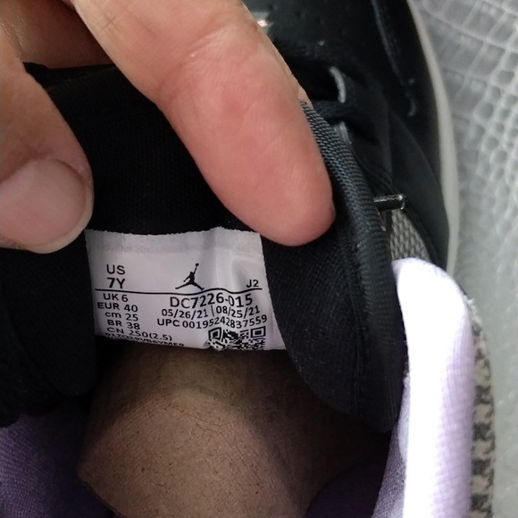 AIR JORDAN 1 MID SE GS  'HOUNDSTOOTH' SIZE 7Y. - Picture 8 of 11